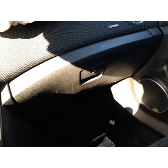 Guantera para Chevrolet Cruze Hatchback (J305)