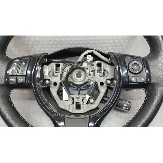 Volante para Toyota Yaris (_P13_)