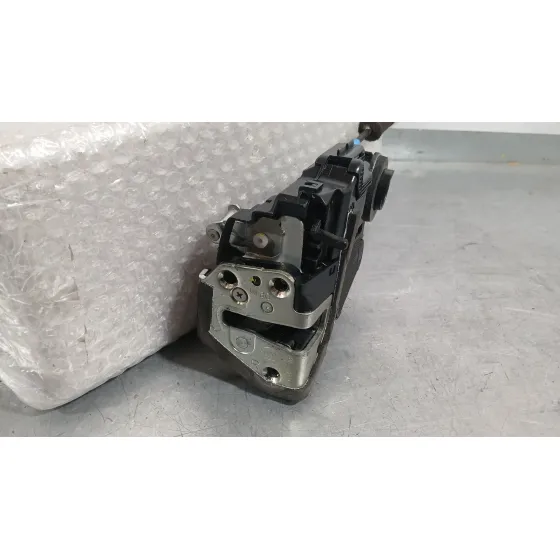 Cerradura Puerta Trasera Derecha para Toyota Corolla Ranchera Familiar (_E21_)