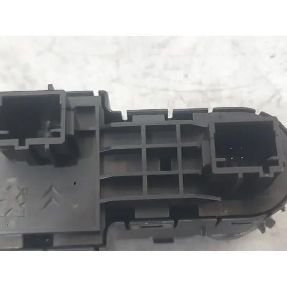 Mando Elevalunas Delantero Izquierdo para Opel Corsa F (P2Jo)