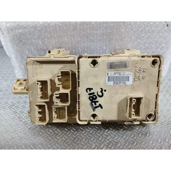 Caja Reles / Fusibles para Toyota Avensis Sedan (_T25_)