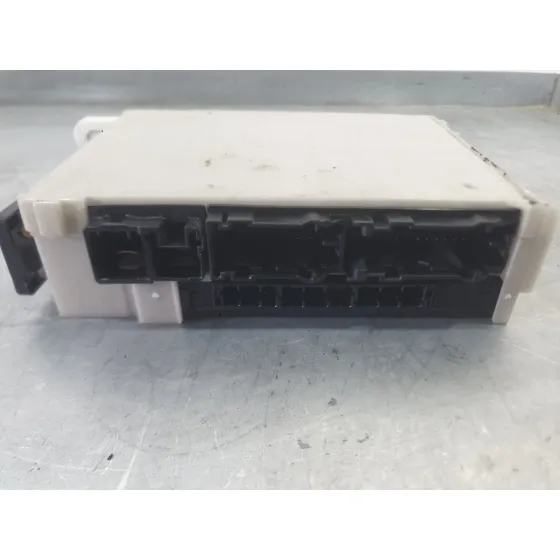 Caja Reles / Fusibles para Toyota Corolla Sedan (_E21_)