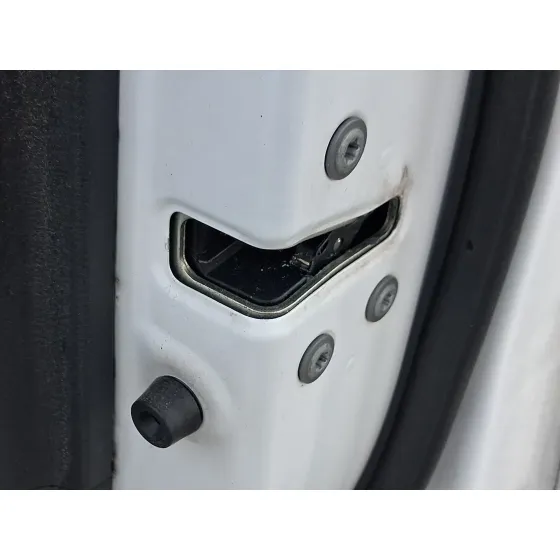 Cerradura Puerta Delantera Derecha para Toyota Corolla Ranchera Familiar (_E21_)