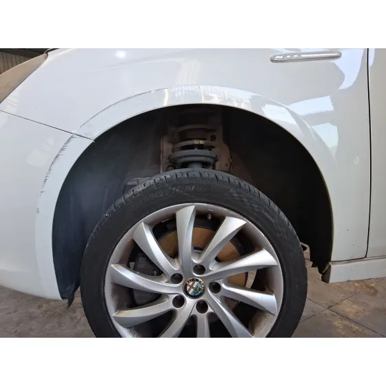 Plastico Pase Rueda Del. Izq. para Alfa Romeo Giulietta (940_)