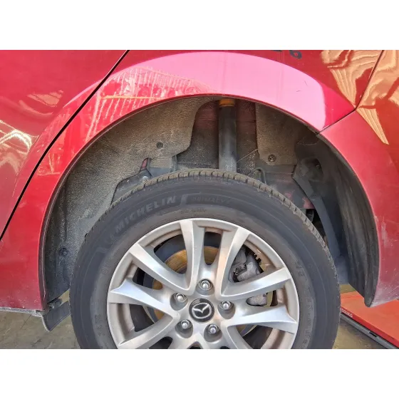 Plastico Pase Rueda Tras. Izq. para Mazda 3 (Bm, Bn)