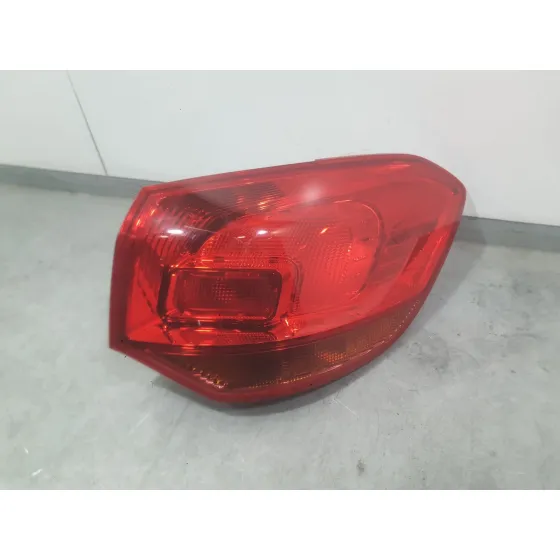 Piloto Trasero Derecho Exterior para Opel Astra J Sports Tourer (P10)