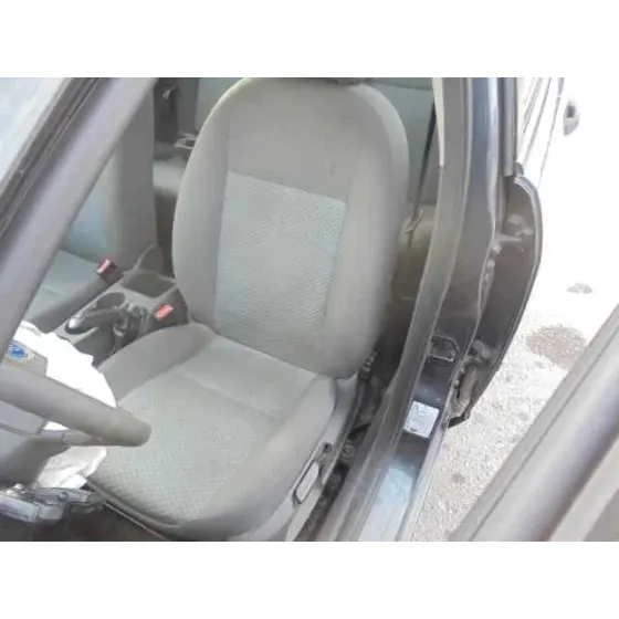 FORD FOCUS BERLINA (CAP) '2006 AMBIENTE (D) GRIS OSCURO