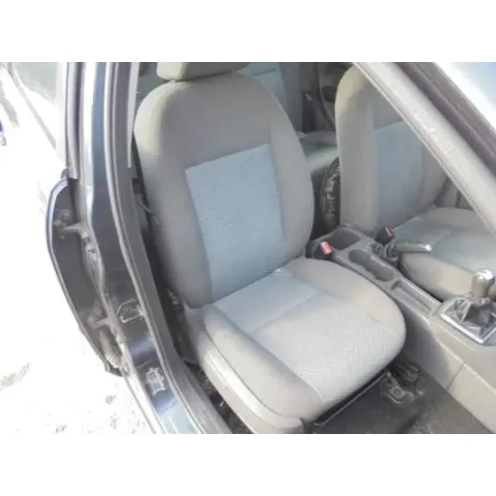 FORD FOCUS BERLINA (CAP) '2006 AMBIENTE (D) GRIS OSCURO