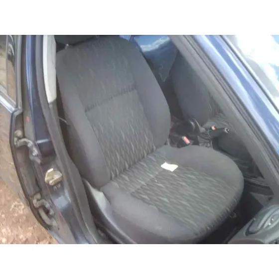 FORD FOCUS BERLINA (CAK) '2002 GHIA AZUL