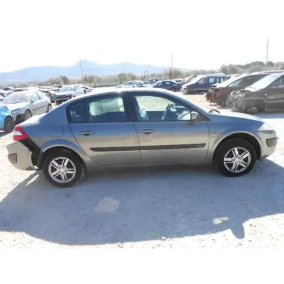 RENAULT MEGANE II CLASSIC BERLINA '2004 CONFORT AUTHENTIQUE GIS OSCURO