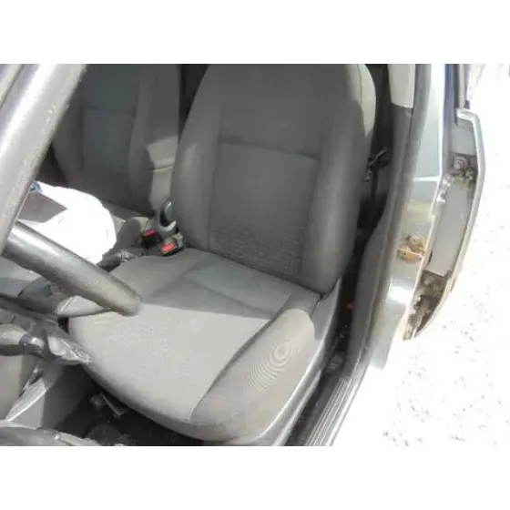 FORD FOCUS BERLINA (CAK) '2004 GHIA GRIS