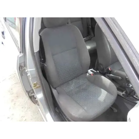 FORD FOCUS BERLINA (CAK) '2004 GHIA GRIS