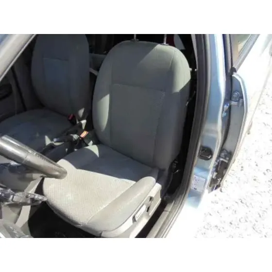 FORD FOCUS BERLINA (CAP) '2006 AMBIENTE (D) GRIS