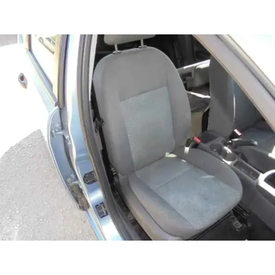 FORD FOCUS BERLINA (CAP) '2006 AMBIENTE (D) GRIS