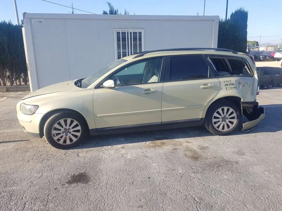 VOLVO V50 FAMILIAR '2006 2.0 D KINETIC VERRDE CLARO