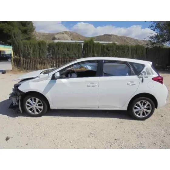 TOYOTA AURIS '2014 ACTIVE BLANCO