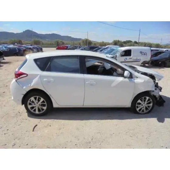 TOYOTA AURIS '2014 ACTIVE BLANCO