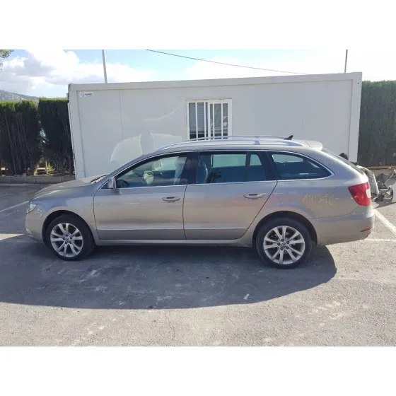 SKODA SUPERB COMBI (3T5) '2011 AMBITION DORADO
