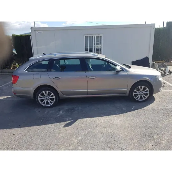 SKODA SUPERB COMBI (3T5) '2011 AMBITION DORADO
