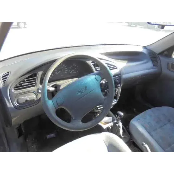 DAEWOO LANOS '1999 SE GRIS