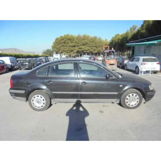 VOLKSWAGEN PASSAT BERLINA (3B2) '1998 BASICO NEGRO