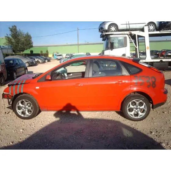 FORD FOCUS BERLINA (CAP) '2004 GHIA ROJO