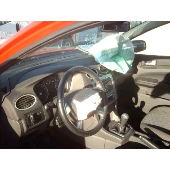 FORD FOCUS BERLINA (CAP) '2004 GHIA ROJO
