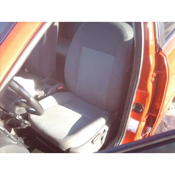 FORD FOCUS BERLINA (CAP) '2004 GHIA ROJO