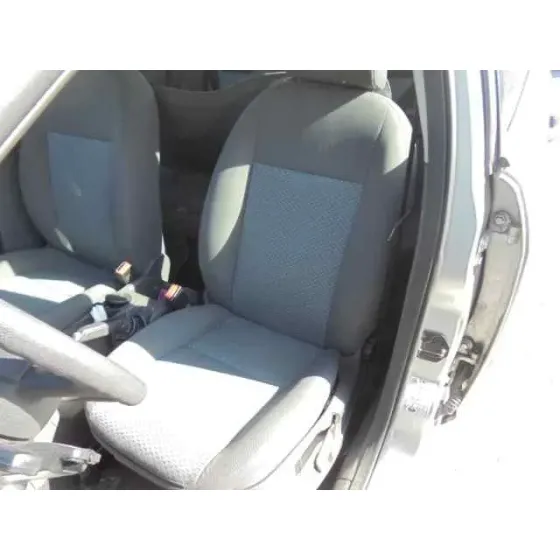 FORD FOCUS BERLINA (CAP) '2006 AMBIENTE (D) GRIS