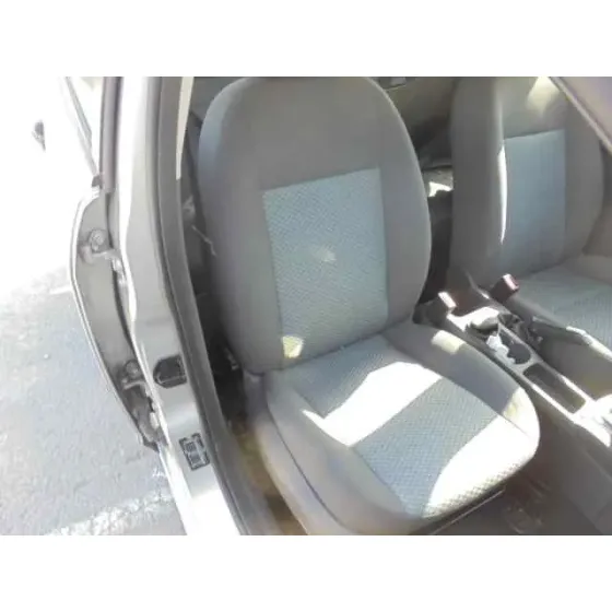 FORD FOCUS BERLINA (CAP) '2006 AMBIENTE (D) GRIS