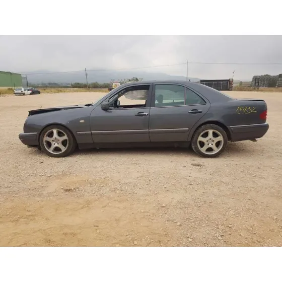 MERCEDES CLASE E (W210) BERLINA '2001 320 (210.065) GRIS