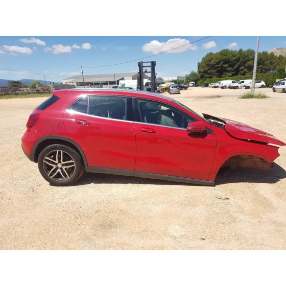MERCEDES CLASE GLA (W156) '2017 GLA 200 (156.943) ROJO
