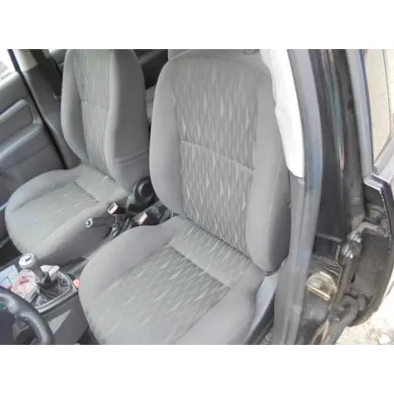 FORD FOCUS BERLINA (CAK) '2004 AMBIENTE NEGRO