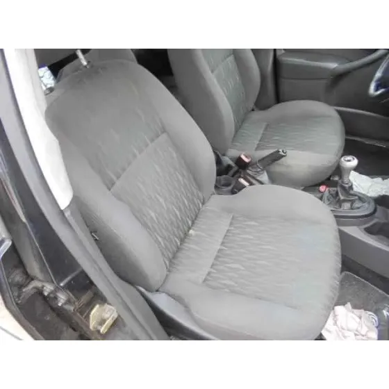 FORD FOCUS BERLINA (CAK) '2004 AMBIENTE NEGRO