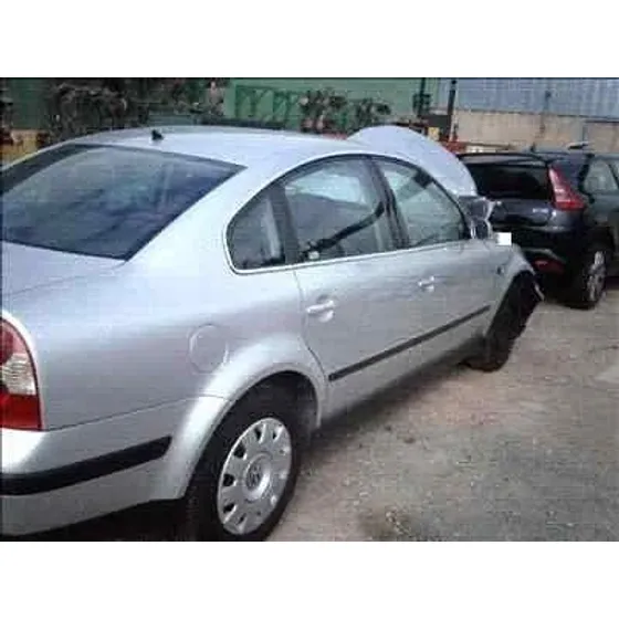 VOLKSWAGEN PASSAT BERLINA (3B3) '2000 COMFORTLINE GRIS