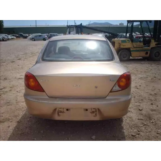 KIA RIO '2000 LS BERLINA DORADO