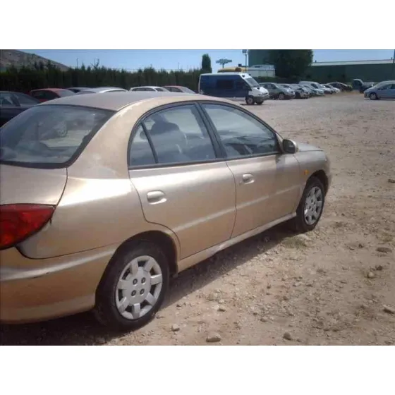 KIA RIO '2000 LS BERLINA DORADO