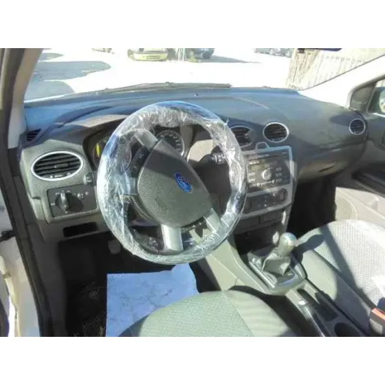 FORD FOCUS BERLINA (CAP) '2005 AMBIENTE (D) BLANCO