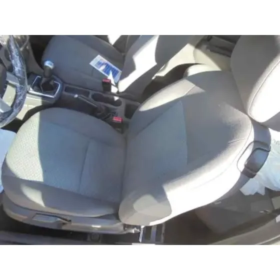 FORD FOCUS BERLINA (CAP) '2005 AMBIENTE (D) BLANCO