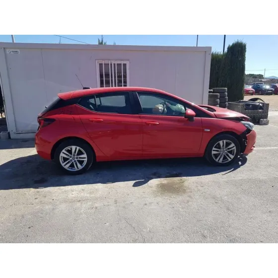 OPEL ASTRA K LIM. 5TÜRIG '2018 DYNAMIC ROJO