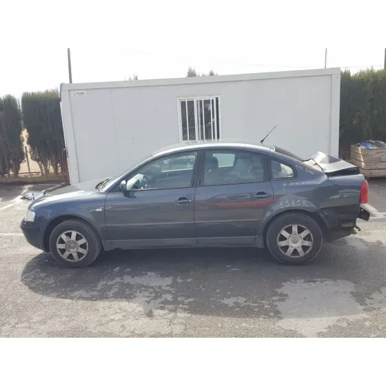 VOLKSWAGEN PASSAT BERLINA (3B2) '2000 COMFORTLINE GRIS OSCURO