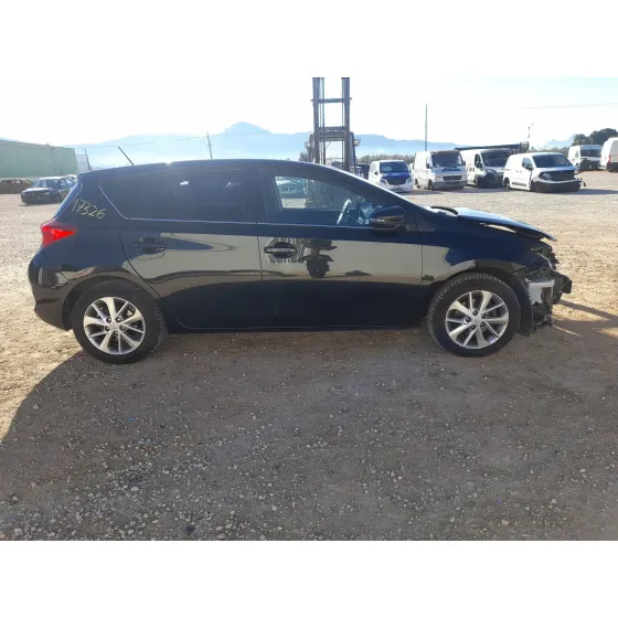 Toyota AURIS (_E18_) 2012