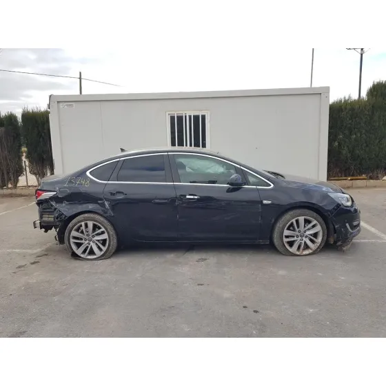 OPEL ASTRA J LIM. 4TÜRIG '2013 SELECTION NEGRO