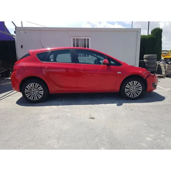 OPEL ASTRA J LIM. '2015 SELECTIVE ROJO