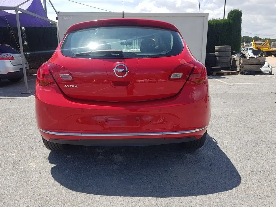 OPEL ASTRA J LIM. '2015 SELECTIVE ROJO