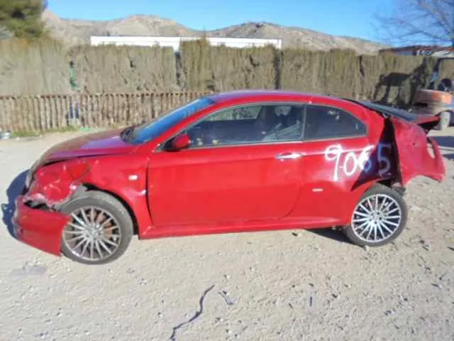 ALFA ROMEO GT (125) '2005 1.9 JTD 16V 150/ DISTINCTIVE ROJO