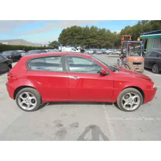 ALFA ROMEO 147 (190) '2002 2.0 T.SPARK DISTINCTIVE ROJO