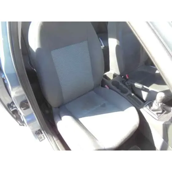 FORD FOCUS BERLINA (CAP) '2005 AMBIENTE (D) GRIS AZULADO
