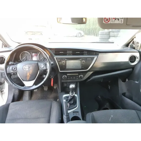 TOYOTA AURIS '2015 ACTIVE BLANCO