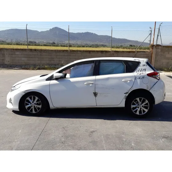 Toyota AURIS (_E18_) 2012